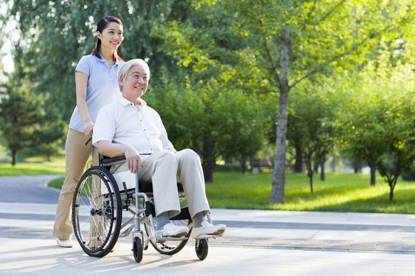 Faut-il louer ou acheter un fauteuil roulant pour un malade ?