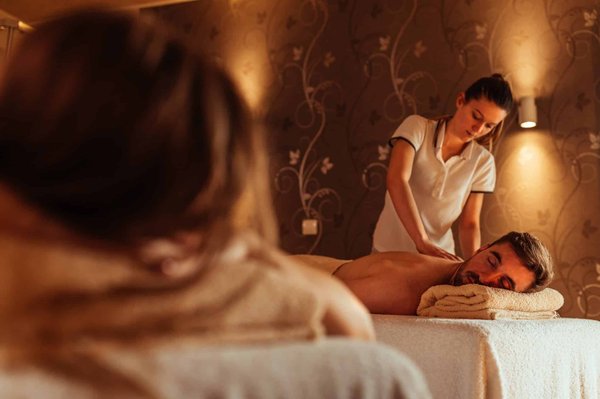 Comment intégrer des pratiques de relaxation telles que le yoga nidra dans la routine des seniors ?