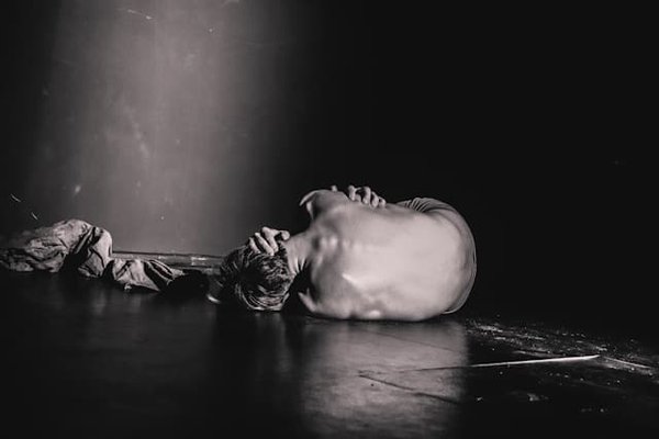 les astuces pour prévenir les douleurs lombaires liées à la position assise prolongée